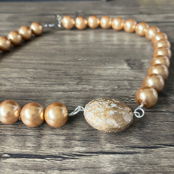 Vintage gold tone faux pearl baroque necklace - Picture 3 of 5